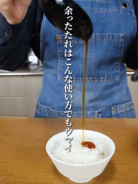 茶碗によそったごはんにつゆをかける様子