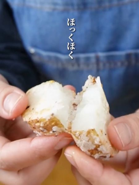 焼きあがった長芋を手で半分に割った様子