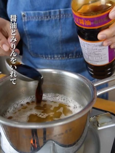 加熱したシイタケだしに醤油を入れる様子