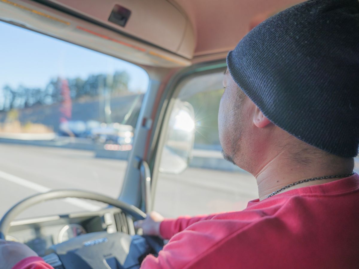 トラックを運転する男性