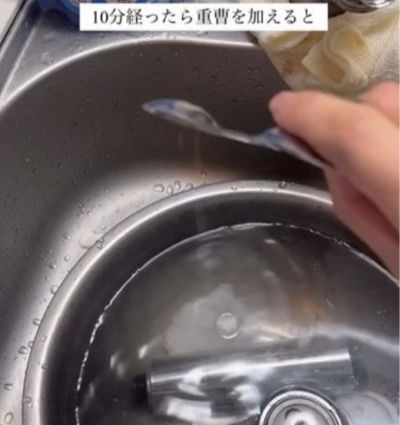 クエン酸の入ったボウルに重曹を加える様子