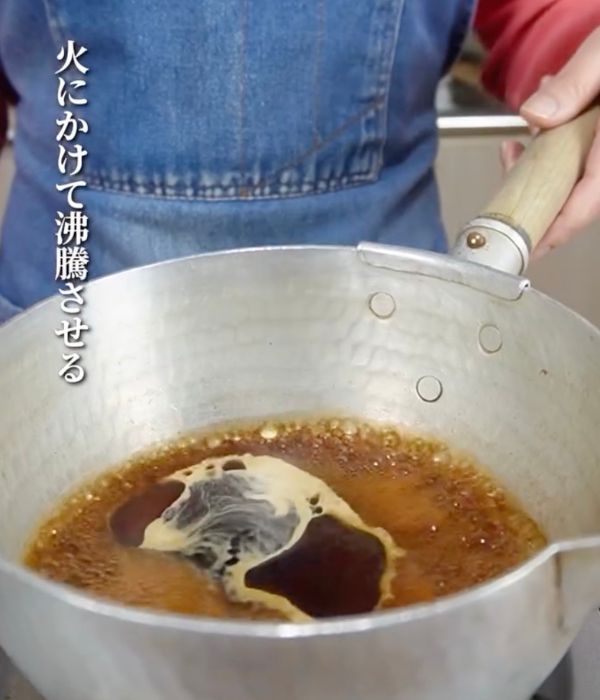 手鍋に調味料を入れて沸騰させる様子