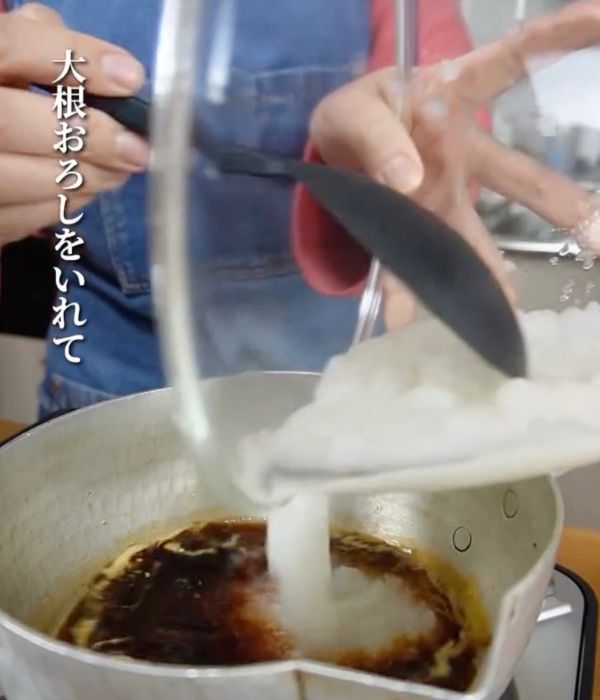 調味料を沸騰させた手鍋に大根おろしを入れる様子