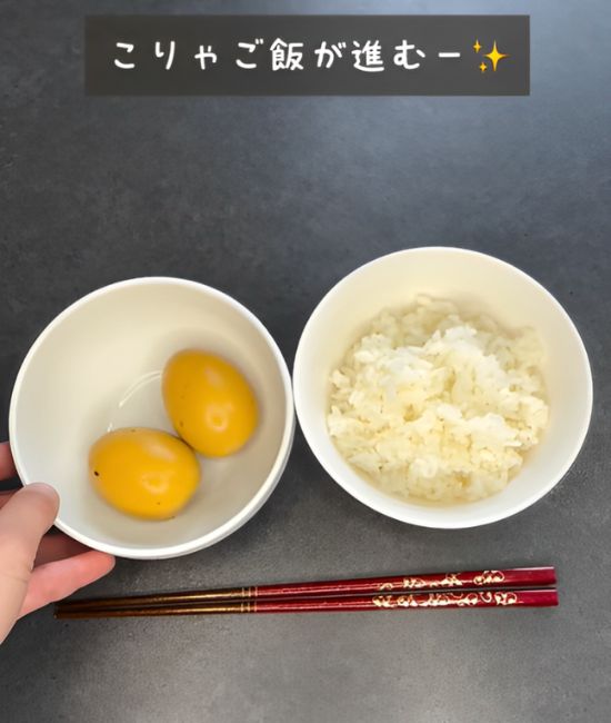 完成した味玉と茶碗に入ったご飯の写真