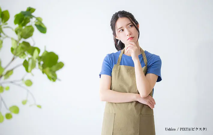 考える女性