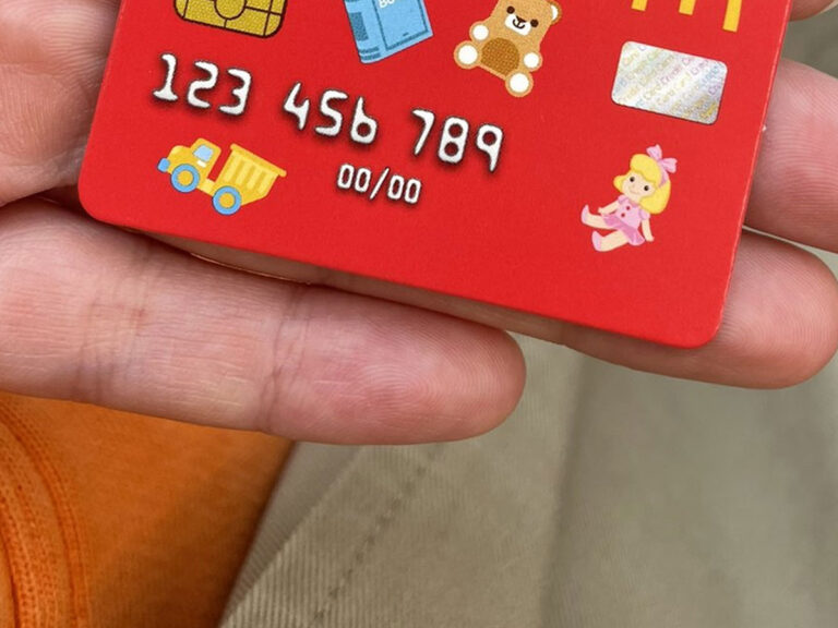 おもちゃのクレジットカードの写真
