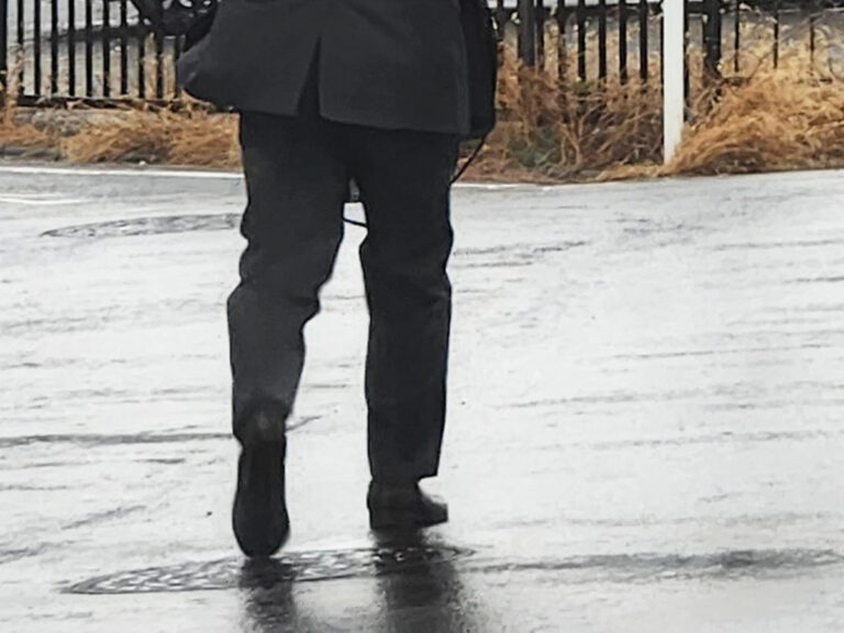 定年退職する父親の写真