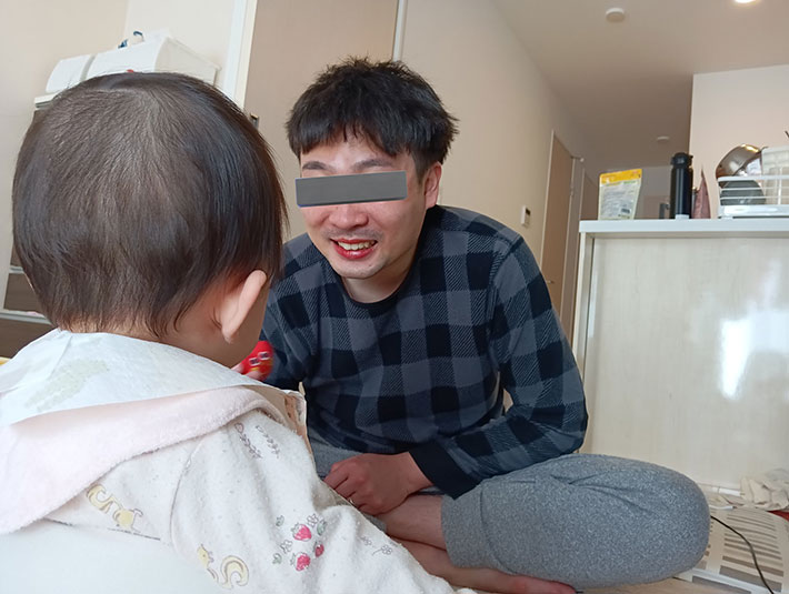 赤ちゃんとお父さんの写真