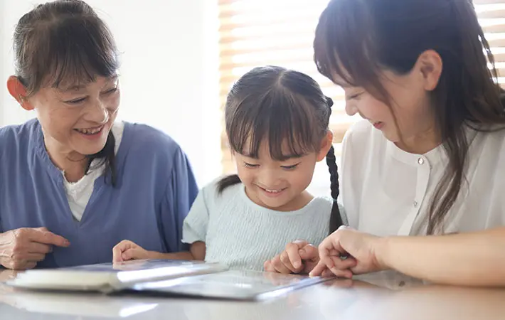 親族の女性と遊ぶ女の子