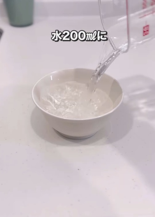 水を入れた器を用意した様子