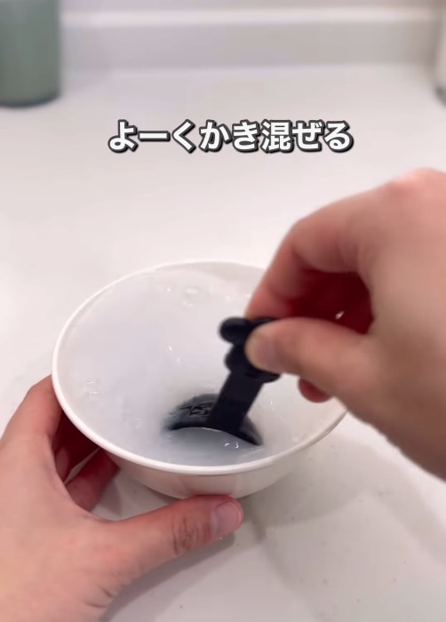 食器用洗剤を入れて混ぜる様子