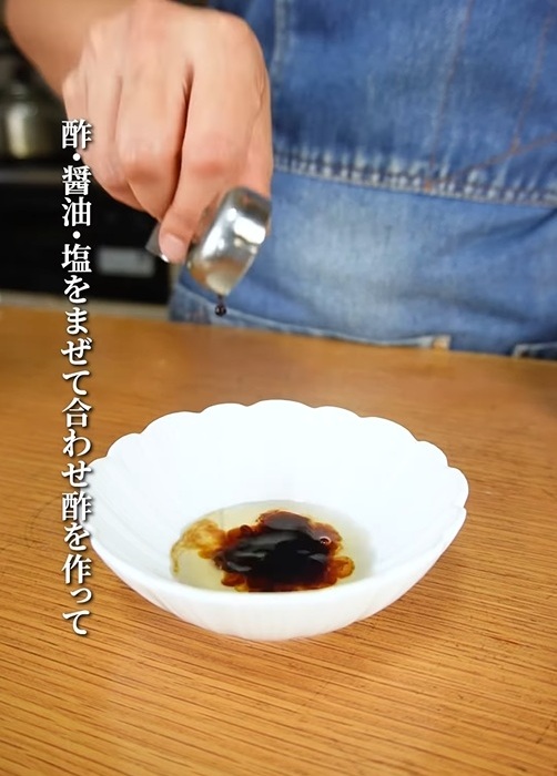 ボウルに調味料を入れ合わせ酢を作る様子