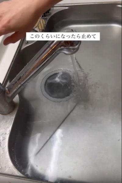 シンクに水をためている様子