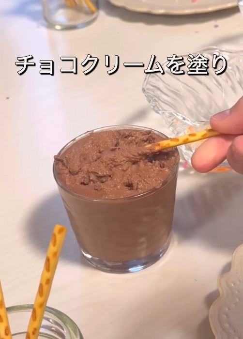 プリッツにチョコレートクリームを付けている様子