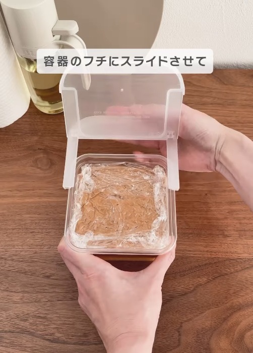 DAISOの味噌のフタを取り付けている様子