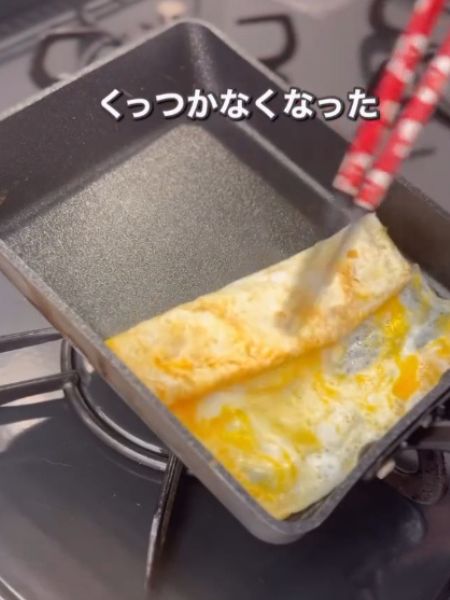 卵焼き器で卵焼きを焼く様子