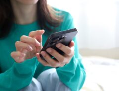 スマホを操作する女性