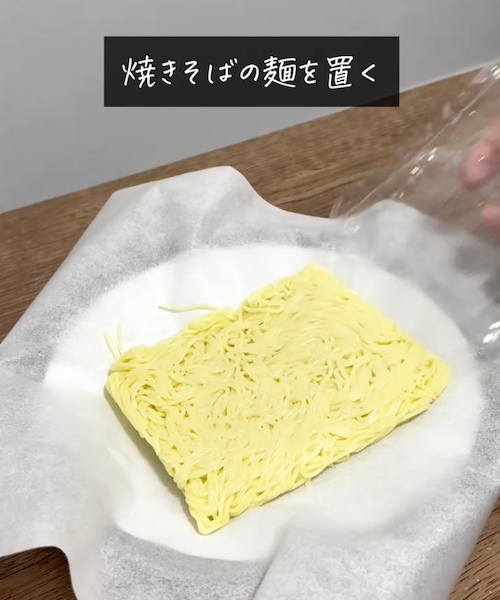 クッキングシートの上に焼きそばの麺を置いた写真