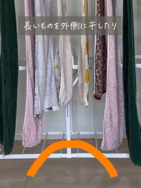 物干しにタオルを干している写真