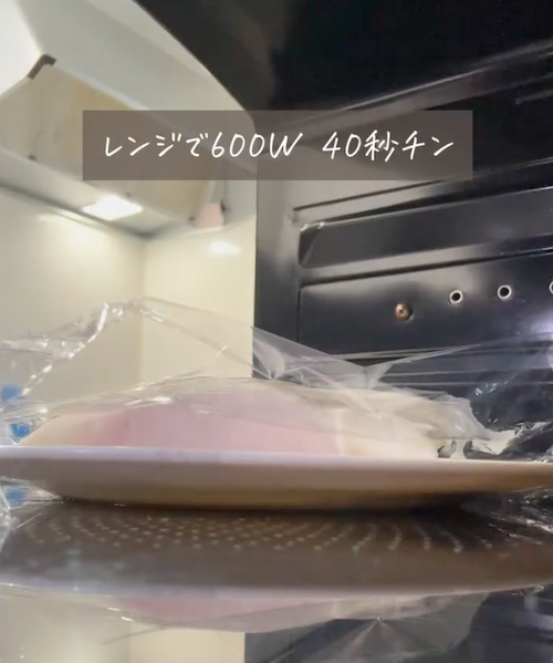 具材の入った春巻きの皮を電子レンジで加熱する様子