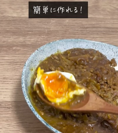 カレーにのったポーチドエッグ