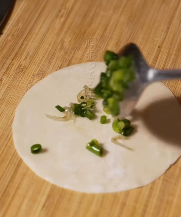 餃子の皮に具をのせる様子