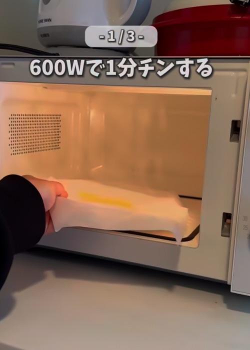 電子レンジでスライスチーズを温める様子