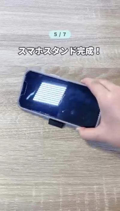 ダブルクリップで作られたスマホスタンドとスマートフォン