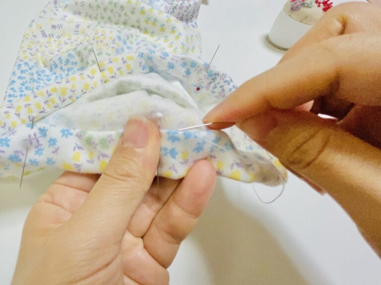 裁縫している様子