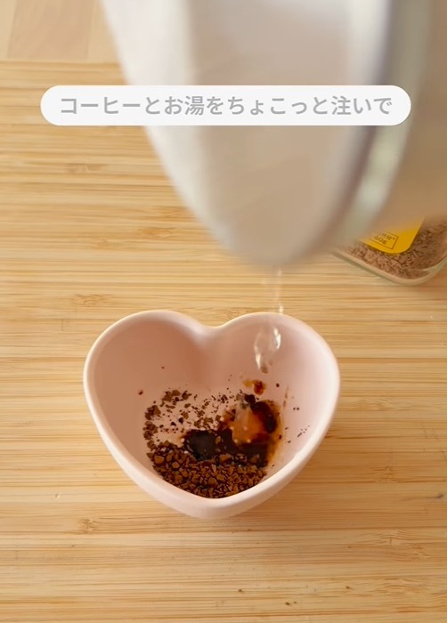 小さな器でインスタントコーヒーを作っている様子