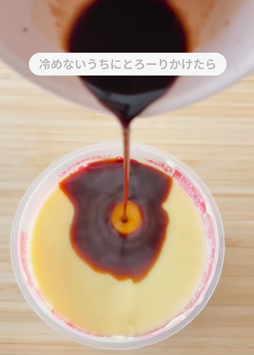 プリンにコーヒーを入れている様子