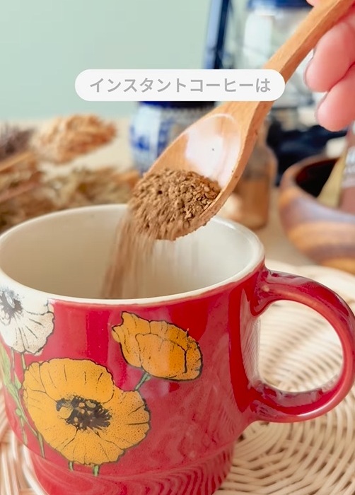 カップにインスタントコーヒーの粉を入れている様子