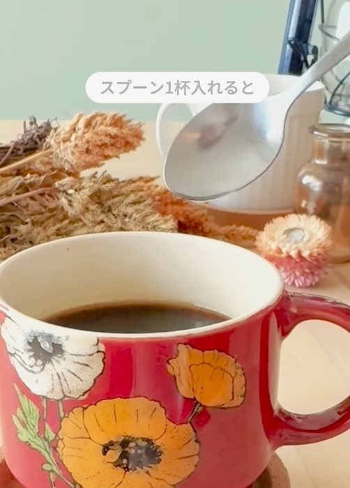 コーヒーに麦茶を入れている様子