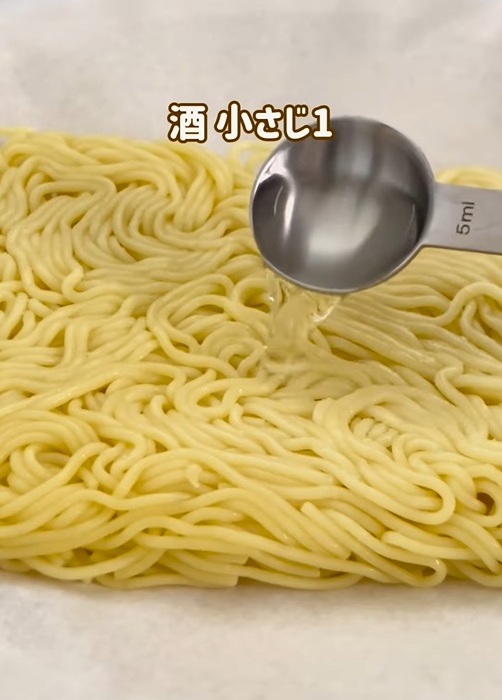 麺に酒をかける様子