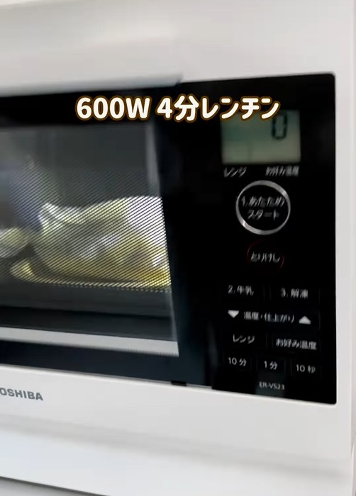 電子レンジで加熱している様子