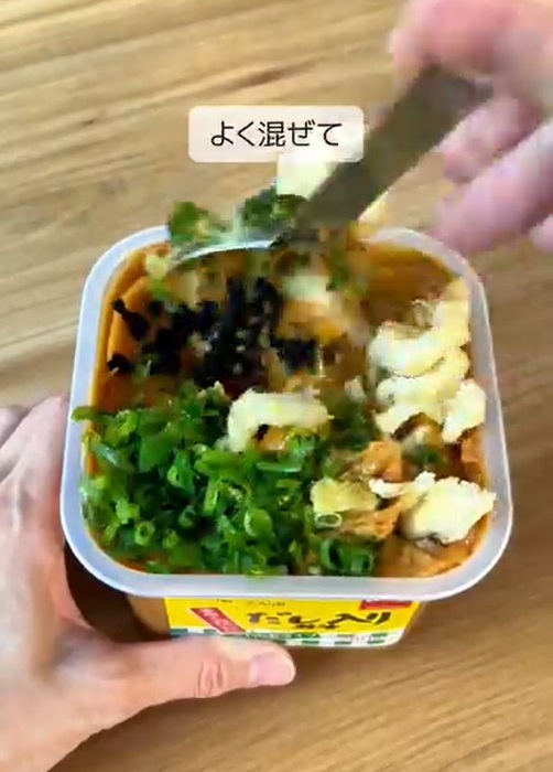 味噌を混ぜている様子