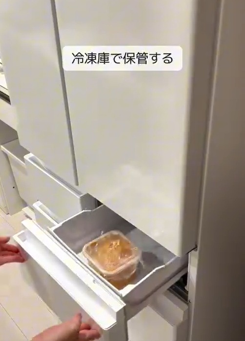 味噌を冷凍庫に入れた様子