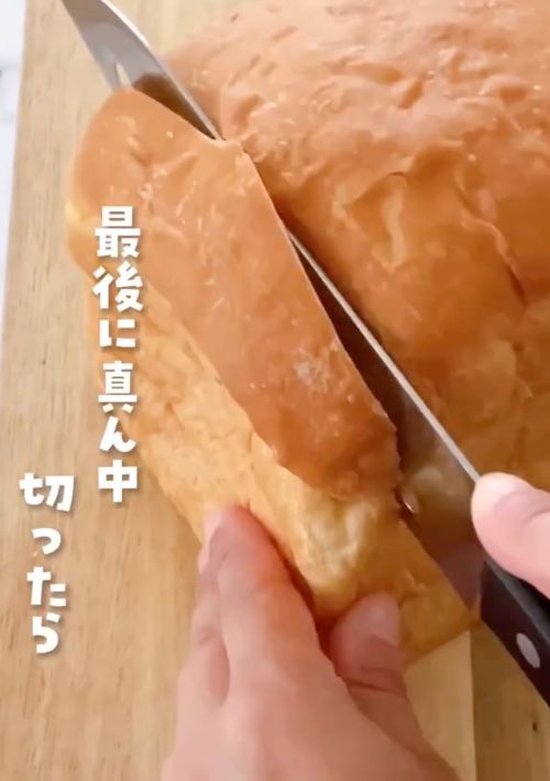 山型食パンを包丁で切る様子