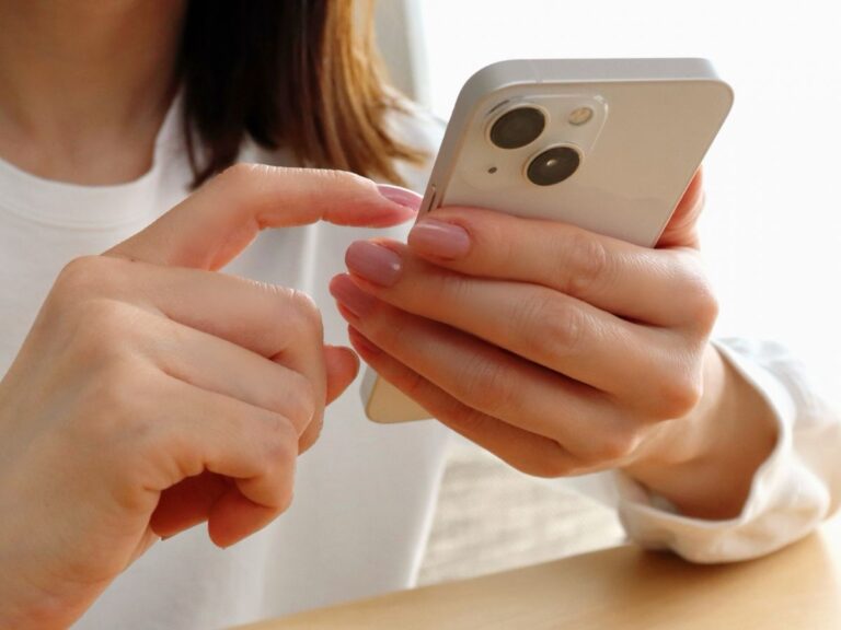 スマホを操作している女性