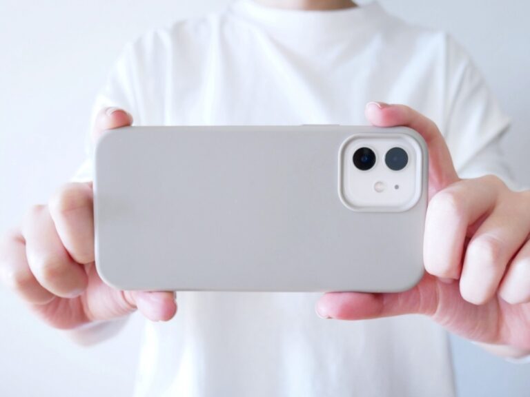 スマホで写真を撮る男性