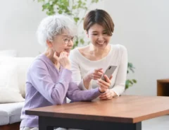 おばと会話する女性