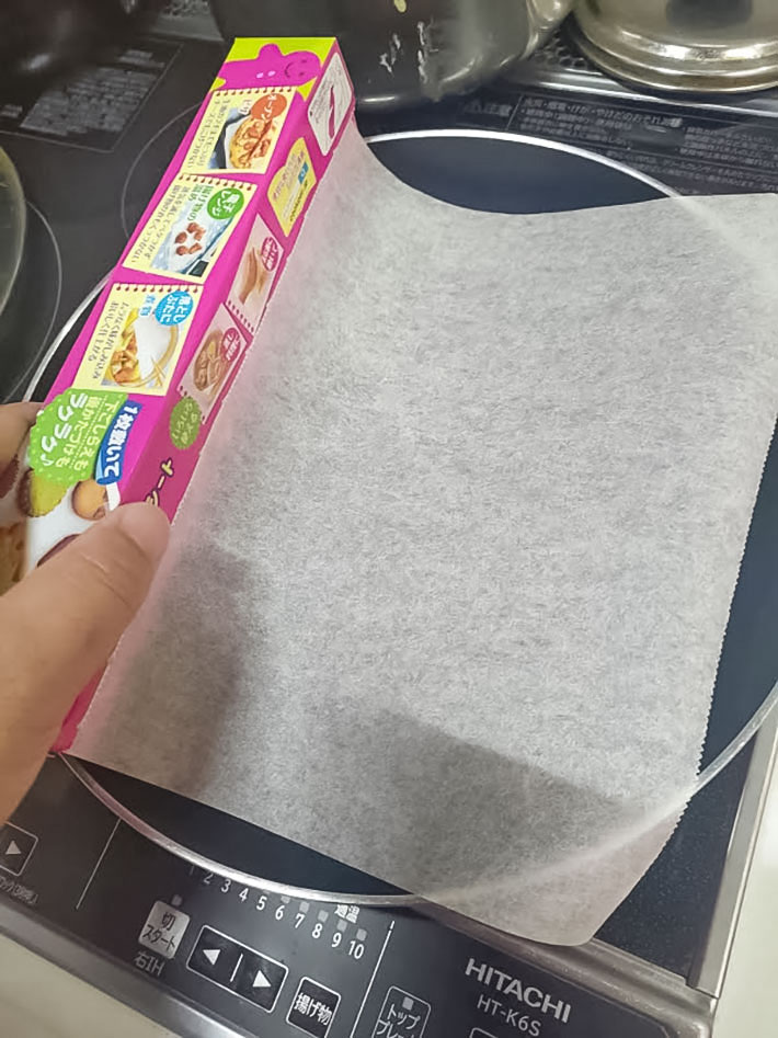 クッキングシートとフライパンの写真