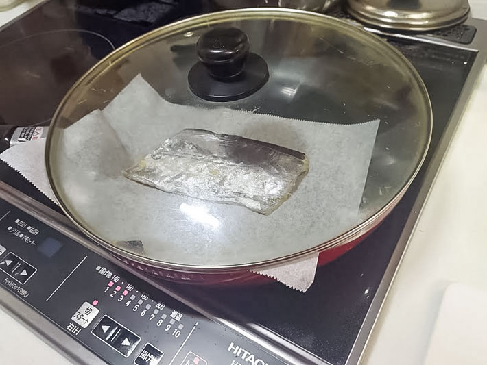 魚を焼いている写真