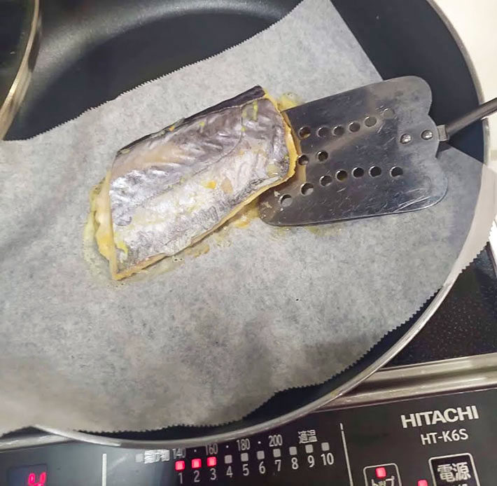 魚を焼いている写真