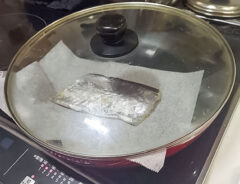 魚を焼いている写真