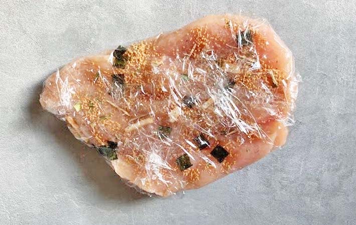 『待つだけで鶏ハム』を作る写真