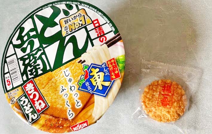 『日清のどん兵衛　きつねうどん』と揚げ煎餅の写真