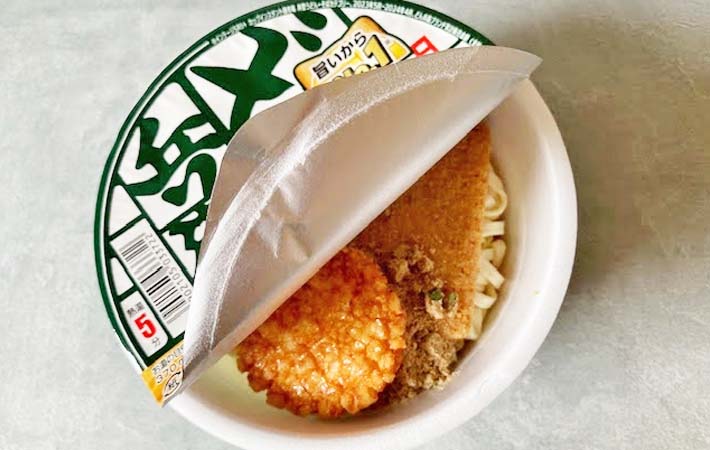 カップうどんの揚げ煎餅アレンジを作る写真