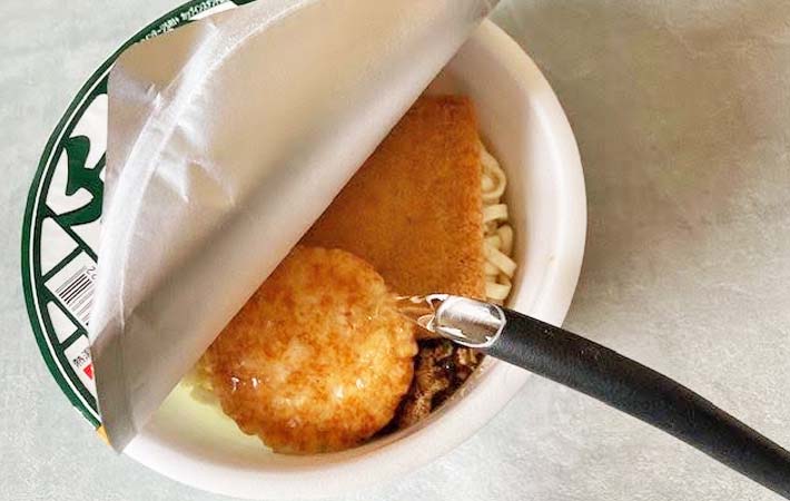 カップうどんの揚げ煎餅アレンジを作る写真