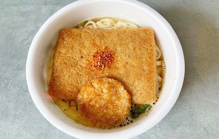 カップうどんの揚げ煎餅アレンジを作る写真